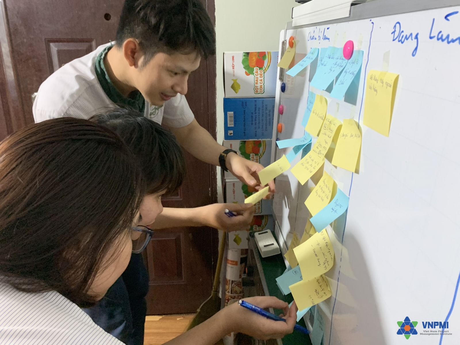 Hoạt động đào tạo Agile với bài tập trực quan và bảng sticky note